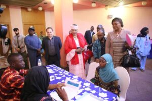 La Présidente du FSSP visite la Foire de l’entrepreneuriat