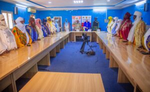 La Présidente du Comité de Gestion du Fonds de Solidarité pour la Sauvegarde de la Patrie (FSSP), Mme Réki Moussa Hassane Djermakoye, a poursuivi ses échanges avec les autorités coutumières de la région de Zinder